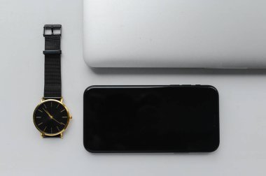 düz siyah ve altın saat, telefon ve dizüstü bilgisayar 