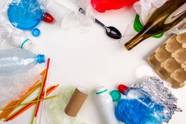 Tek kullanımlık plastiklerden kaçınmak. Plastik kirliliği. Dünya Çevre Günü konsepti. Boşluğu kopyala