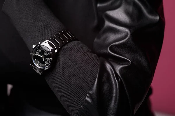 Mechanische Armbanduhr auf schwarzem Hintergrund in Nahaufnahme. Handgelenksschuss — Stockfoto