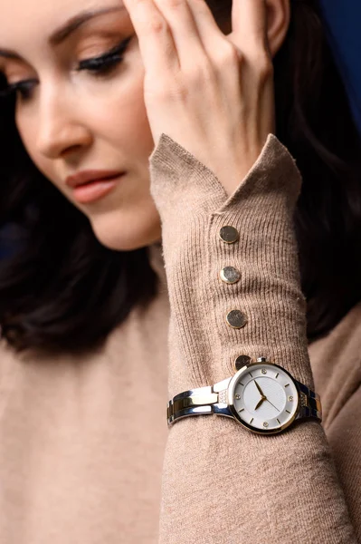 Close up portret wieku średniego piękne modne kobiety pozowanie. Model noszący zegarek na rękę. Kobieca koncepcja mody — Zdjęcie stockowe