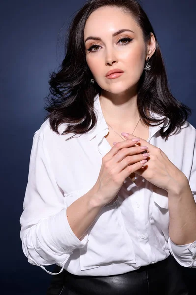 Elegante mujer de mediana edad. retrato de una hermosa mujer de mediana edad mirando el fondo azul de la cámara. Captura de estudio —  Fotos de Stock