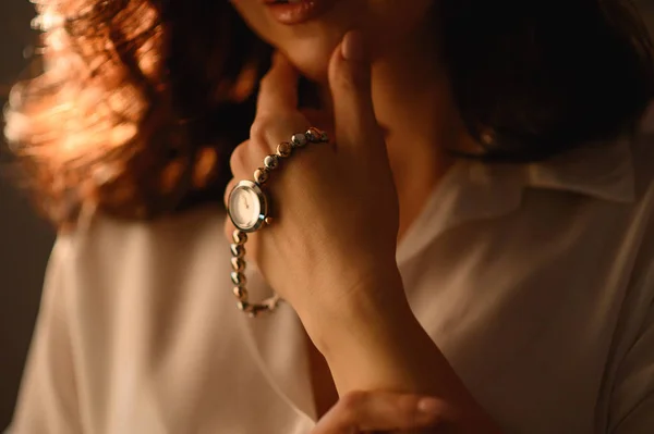 Kadın eli üzerinde şık bir saat. Altın analog kol saati — Stok fotoğraf