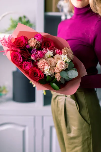 Florăreasa ţine un buchet. Frumoase flori de primăvară. Aranjament cu flori amestecate. Conceptul de florărie, o mică afacere de familie. Lucru florar. copia spațiu — Fotografie, imagine de stoc