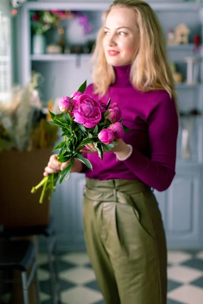 Florista sosteniendo un ramo. Hermosas flores de primavera. Arreglo con flores de mezcla. El concepto de una floristería, un pequeño negocio familiar. Florista de trabajo. espacio de copia —  Fotos de Stock