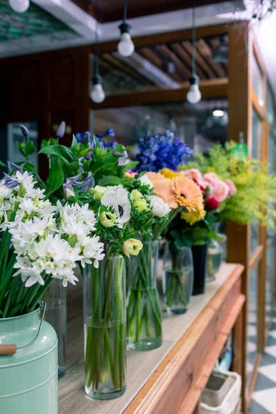 Concepto de tienda floral. Hermoso ramo de flores mixtas. Hermoso grupo fresco. Entrega de flores . —  Fotos de Stock