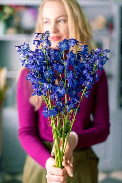 Cerrar flores de delphinium y espacio para su texto. Tarjeta de celebración . —  Fotos de Stock