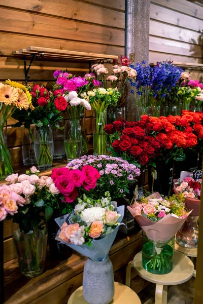 Sortiment de flori frumoase în magazin. flori frumoase colorate — Fotografie, imagine de stoc
