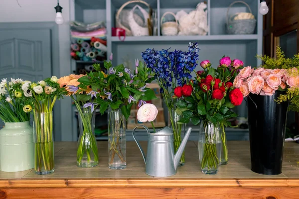 Surtido de hermosas flores en la tienda. hermosas flores coloridas —  Fotos de Stock