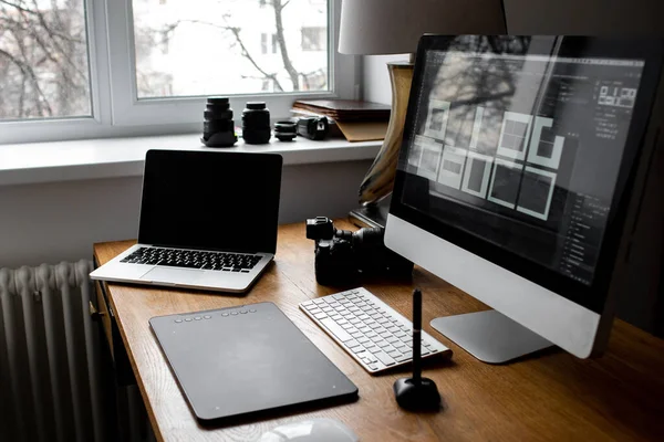 Stilvoller Arbeitsplatz mit Laptop zu Hause oder im Studio. Fotograf am Arbeitsplatz — Stockfoto