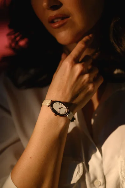 Κομψό ρολόι στο γυναικείο χέρι. χρυσό αναλογικό ρολόι καρπού — Φωτογραφία Αρχείου
