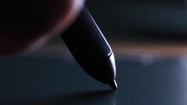 Tasarımcının eli bir tabletle kapanıyor.. 