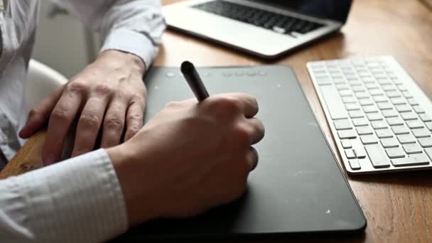 Σχέδιο άνθρωπος με ένα ψηφιακό στυλό και tablet. Σχεδιαστής ή φωτογράφος χρησιμοποιώντας το δισκίο στυλό — Αρχείο Βίντεο