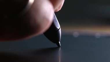 Dijital tablete kurşun kalemle el çizimi yakın plan. Makro manzara. Grafik tableti üzerinde çalışan profesyonel rötuşlayıcı.