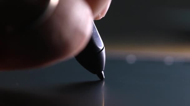 Κοντινό πλάνο του σχεδίου χέρι σε ένα ψηφιακό δισκίο με μολύβι. Μακρο-θέα. Επαγγελματική retoucher που εργάζονται σε γραφικό δισκίο. — Αρχείο Βίντεο