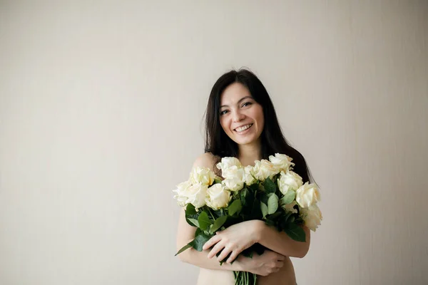 Досить щаслива дівчина тримає букет з троянд — стокове фото