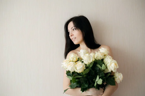 Милая счастливая девушка с букетом цветов — стоковое фото