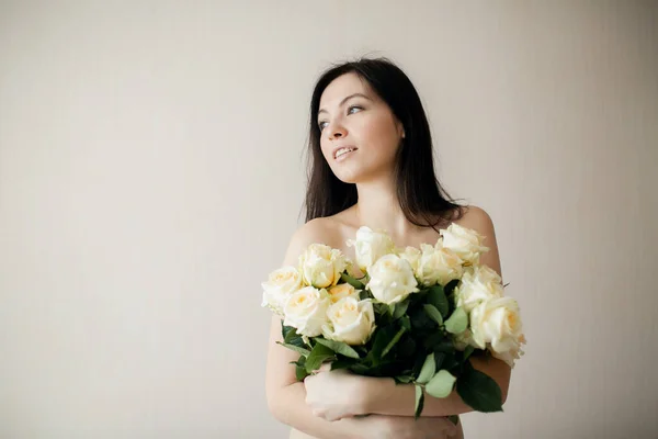 Портрет привабливої молодої жінки, що тримає букет троянд . — стокове фото