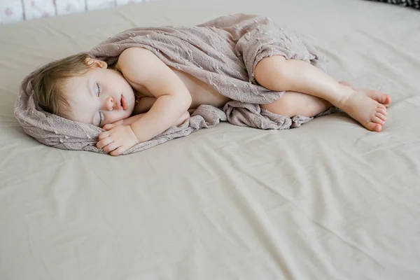 Retrato de close-up de bebê adormecido coberto com cobertor de malha — Fotografia de Stock