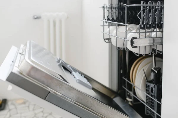 Nyitott mosogatógép tiszta edényekkel a fehér konyhában — Stock Fotó