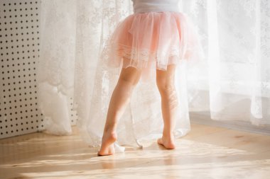  Pembe etekli şirin küçük kız. Güzel güneş ışığı