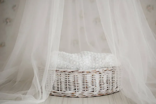 Cuna linda blanca para un recién nacido. colchón para bebés y sueño saludable en recién nacidos —  Fotos de Stock
