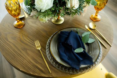 Lüks düğün masası dekorasyonu. Özel etkinlik masası kuruldu. Taze çiçek süslemesi