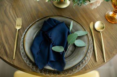  Masa, tabak, çatal, bıçak, peçete ve taze çiçekler. Düğün süslemeleri