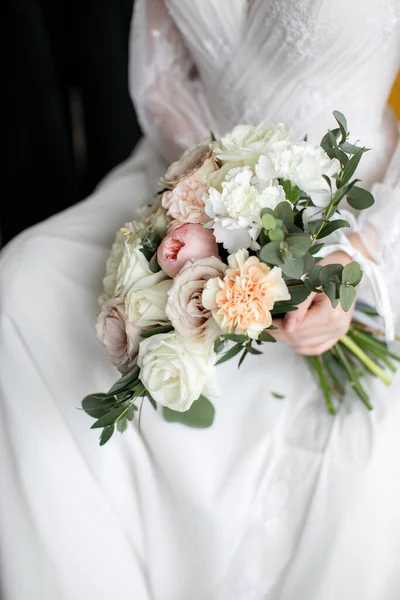 Hermosa novia celebración de ramo de bodas. Ramo de boda de rosas blancas —  Fotos de Stock