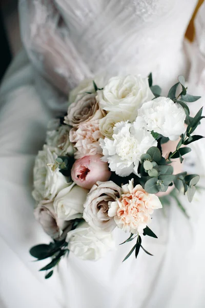 Novia sosteniendo en las manos un ramo de flores pastel, estilo vintage, fondo borroso —  Fotos de Stock