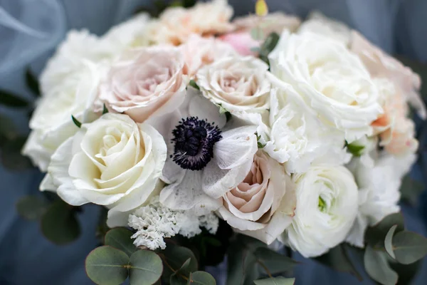 Bouquet da sposa di fiori pastello, stile vintage, sfondo sfocato — Foto Stock