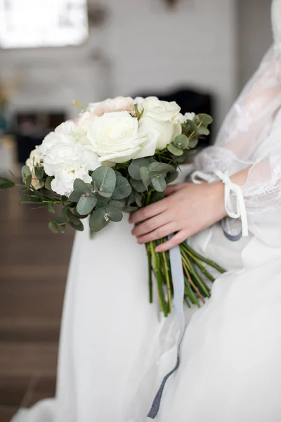 Novia sosteniendo en las manos un ramo de flores pastel, estilo vintage, fondo borroso —  Fotos de Stock