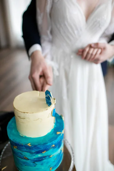 Una novia y un novio están cortando su pastel de bodas. —  Fotos de Stock