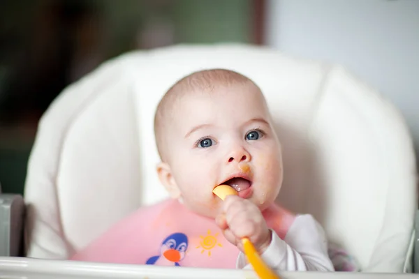 Portrait Of Happy Young Baby girl In High Chair. Baby eating — Stock Photo, Image
