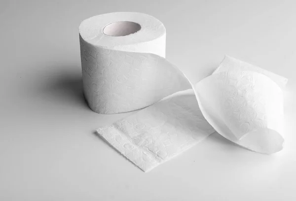 Rolo de papel higiénico ou tecido isolado sobre branco — Fotografia de Stock