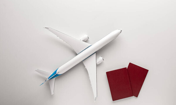 самолет и паспорта. концепция путешествия. белый фон
