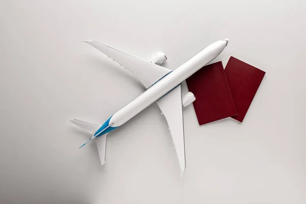 Ταξιδιωτική ιδέα με το παιχνίδι αεροπλάνο πάνω από λευκό φόντο. Πάνω όψη επίπεδη θέσει με αντίγραφο χώρου — Φωτογραφία Αρχείου