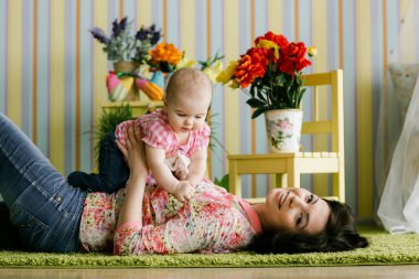 Güzel genç kadın ve sevimli küçük kızını sarılma ve gülümseyen
