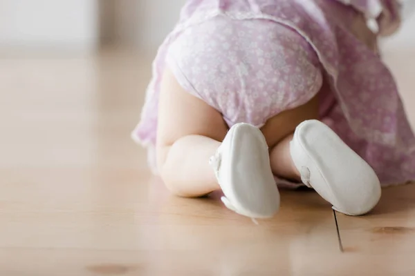 Funny crawling baby girl. Happy family concept — Stock Photo, Image