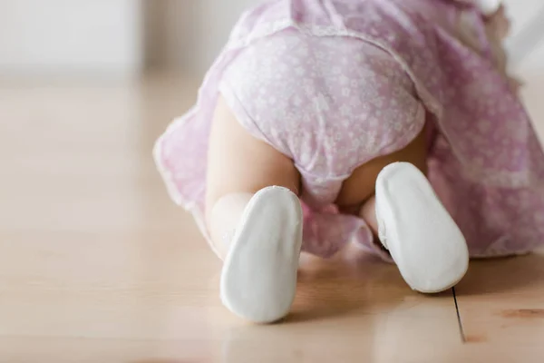 Funny crawling baby girl. Happy family concept — Stock Photo, Image