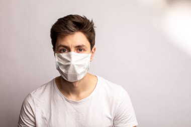 Tıbbi maskeli bir adam. Koronavirüsten koruma. beyaz arkaplan