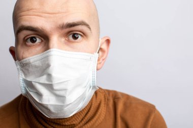 Tıbbi maskeli bir adam. Koronavirüsten koruma. beyaz arkaplan