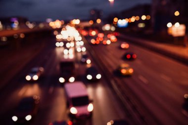 Akşam trafiği. Şehir ışıkları. Hareket bulanıklığı