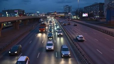 RUSSIA, Moskova - 21 Mart 2020: Şehir yolunda sıra sıra giden trafik sıkışıklığı. Otobanda trafik sıkışıklığı.