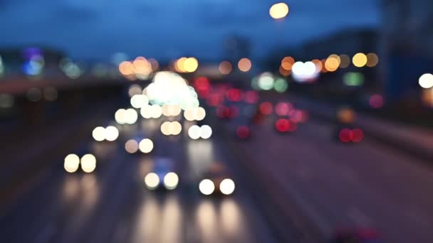 Bokeh di auto e semafori di notte. Bokeh del traffico notturno cittadino. Rotondo colorato bokeh brillare da semafori auto in ingorgo sulla strada della città — Video Stock