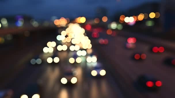 Desenfocado de atasco de tráfico nocturno en la gran ciudad — Vídeos de Stock