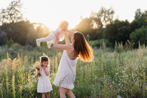 Szczęśliwa rodzinna córka przytula matkę na wakacjach. spacery rodzinne w przyrodzie. — Zdjęcie stockowe