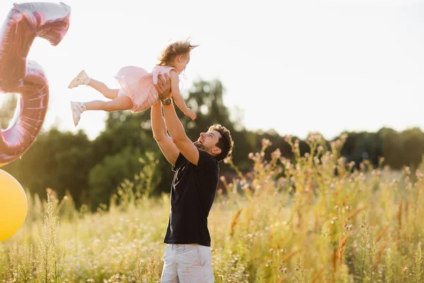 Батьки день. Щаслива родинна дочка обіймає батька у відпустці — стокове фото