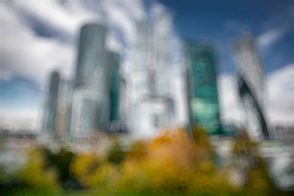 Abstrait business ville moderne urbain futuriste architecture fond. Concept immobilier, flou de mouvement, réflexion en verre de façade gratte-ciel de grande hauteur, image bleue tonique avec bokeh — Photo