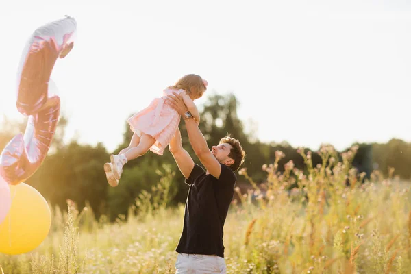 Батьки день. Щасливий батько і дитина проводять час на відкритому повітрі — стокове фото