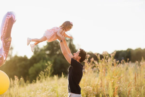 Батьки день. Щасливий батько і дитина проводять час на відкритому повітрі — стокове фото